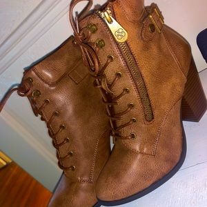 Daisy Fuentes heeled boots! Size 9